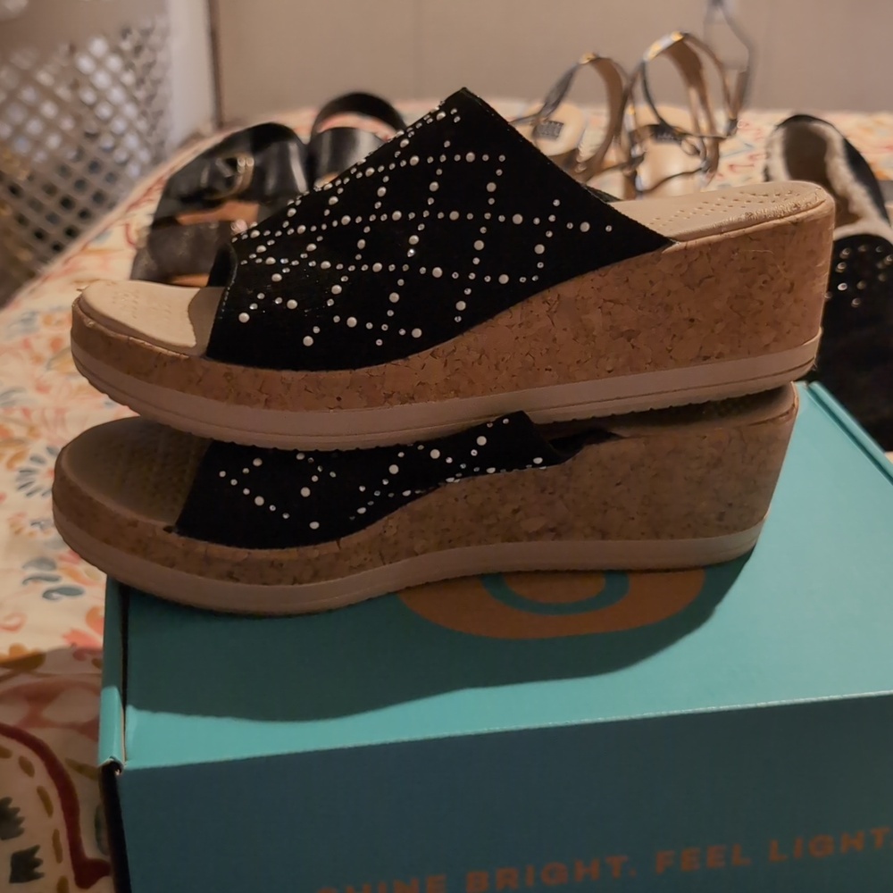 Bzees Black Sandals, 9M - Picture 3 of 13